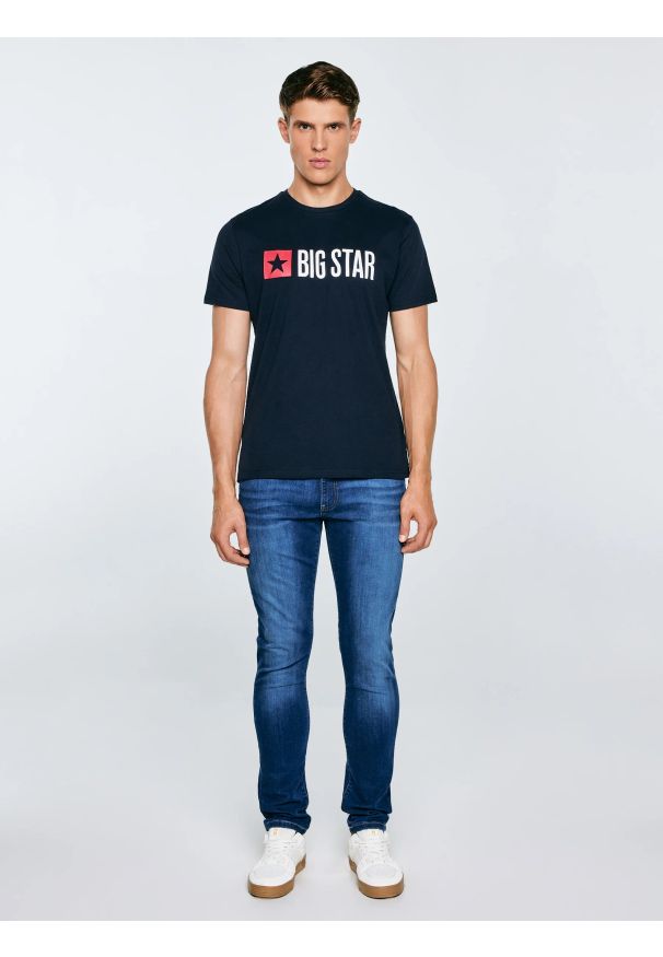 Big-Star - Koszulka męska z logo BIG STAR granatowa Quado 403. Okazja: na co dzień. Kolor: niebieski. Materiał: denim, dzianina, jeans, dresówka. Wzór: nadruk. Sezon: wiosna. Styl: casual, klasyczny