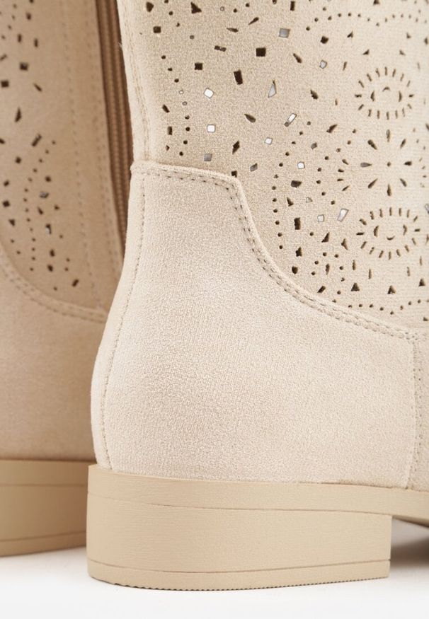 Born2be - Beżowe Botki Ażurowe Ozdobione Metaliczną Aplikacją Iomosa. Okazja: na co dzień, do pracy. Kolor: beżowy. Materiał: prążkowany, skóra. Wzór: ażurowy, aplikacja. Styl: casual, elegancki