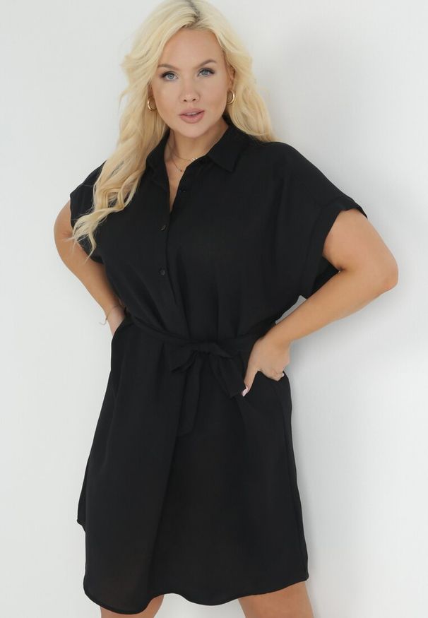 Born2be - Czarna Koszulowa Sukienka z Krótkim Rękawem i Wiązaniem w Pasie Mistie. Kolekcja: plus size. Kolor: czarny. Materiał: materiał. Długość rękawa: krótki rękaw. Wzór: gładki. Sezon: lato, wiosna. Typ sukienki: koszulowe. Długość: midi