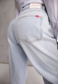 Renee - Niebieskie Jeansy z Bawełny Mom Fit High Waist Ozdobione Paskiem Minno. Okazja: na co dzień. Stan: podwyższony. Kolor: niebieski. Wzór: aplikacja. Styl: casual #5