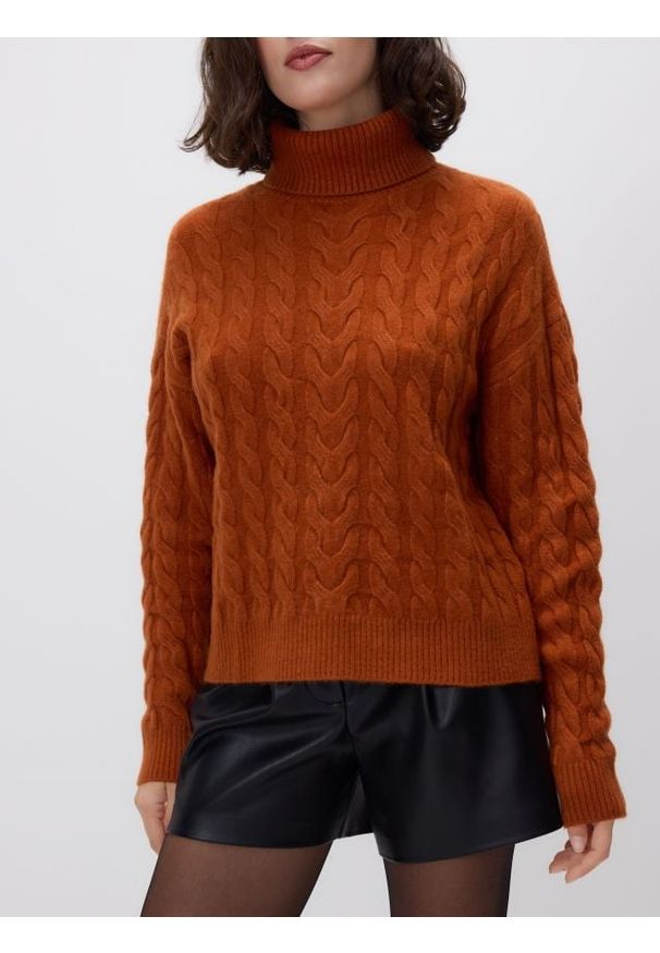 Reserved - Golf z ozdobnym splotem - miedziany. Typ kołnierza: golf. Kolor: brązowy. Materiał: dzianina. Wzór: ze splotem