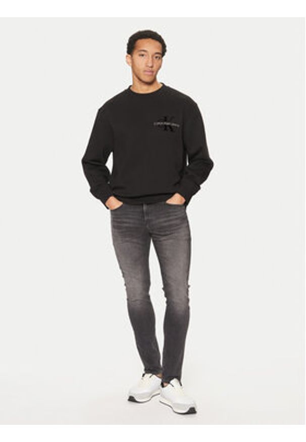 Calvin Klein Jeans Bluza Bristle Monologo J30J327105 Czarny Regular Fit. Kolor: czarny. Materiał: bawełna