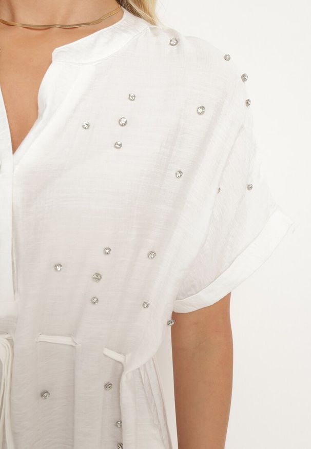 Born2be - Biała Pudełkowa Sukienka ze Ściągaczem w Talii Zdobiona Cyrkoniami Pilefia. Typ kołnierza: dekolt w kształcie V. Kolor: biały. Długość rękawa: krótki rękaw. Wzór: aplikacja. Styl: elegancki