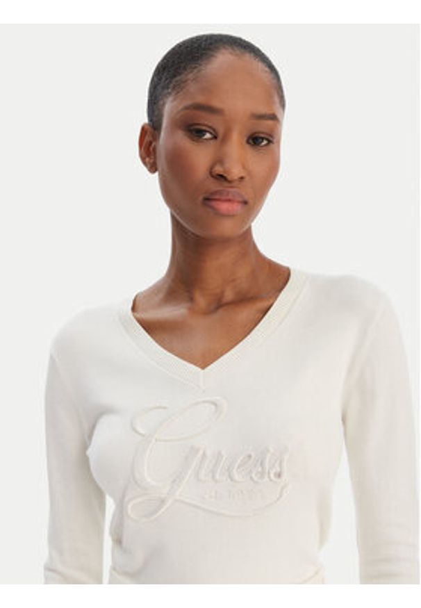 Guess Sweter W6RR50 Z2NQ2 Écru Regular Fit. Materiał: wiskoza