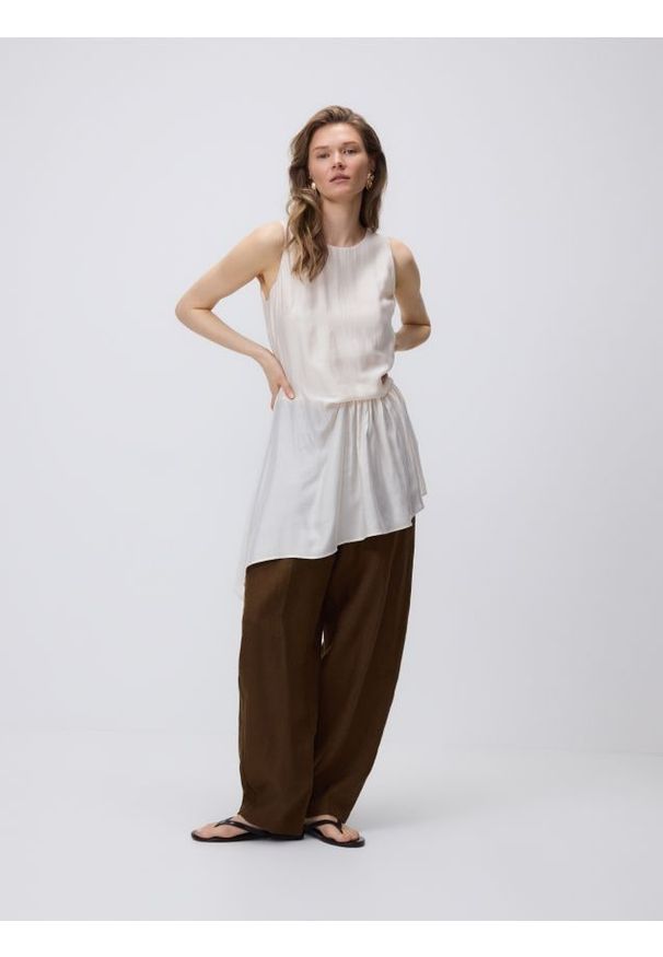 Reserved - Bluzka z asymetrycznym dołem - złamana biel. Materiał: wiskoza, tkanina