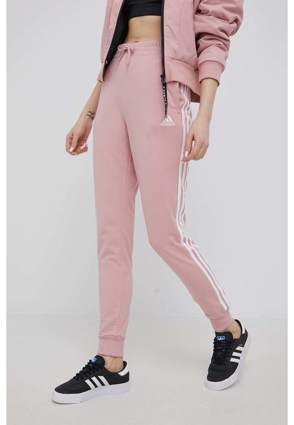 Adidas - adidas spodnie HD4272 damskie kolor różowy z aplikacją. Stan: podwyższony. Kolor: różowy. Materiał: bawełna, materiał, dzianina. Wzór: aplikacja