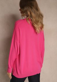 Renee - Fuksjowy Nietoperzowy Sweter w Minimalistycznym Stylu Raliava. Okazja: na co dzień. Kolor: różowy. Materiał: skóra, jeans. Styl: casual, elegancki #4