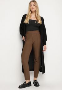 Born2be - Brązowe Spodnie Ozdobione Imitacją Kieszeni Faliona. Okazja: na co dzień. Kolor: brązowy. Wzór: aplikacja. Styl: elegancki, casual #3