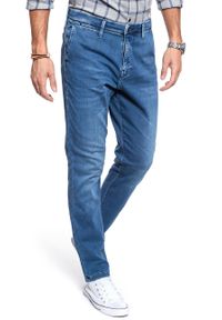 Mustang - SPODNIE MĘSKIE MUSTANG RealX Chino DENIM BLUE 1008081 5000 582. Okazja: na co dzień, na spacer. Wzór: nadruk. Sezon: lato. Styl: klasyczny, casual #9