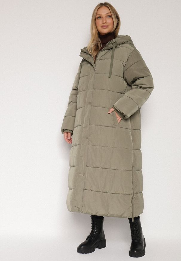 Born2be - Ciemnozielona Zimowa Kurtka Pikowana o Długim Kroju z Kapturem i Bocznymi Suwakami Mevorria. Okazja: na spacer. Typ kołnierza: kaptur. Kolekcja: plus size. Kolor: zielony. Materiał: jeans, dzianina. Długość: długie. Sezon: zima