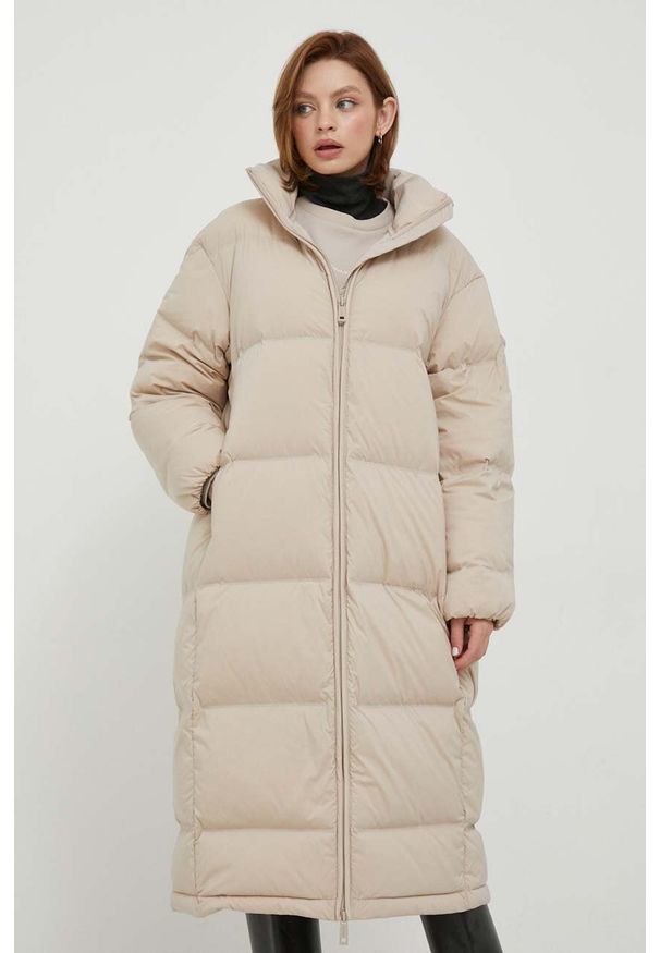 Calvin Klein kurtka puchowa damska kolor beżowy zimowa oversize. Kolor: beżowy. Materiał: puch. Sezon: zima