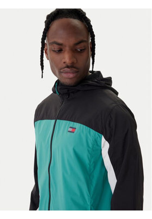 Tommy Jeans Kurtka przejściowa DM0DM23112 Zielony Regular Fit. Kolor: zielony. Materiał: syntetyk