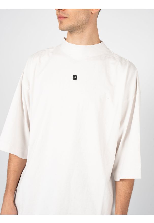 Yeezy Gap Engineered by Balenciaga - Yeezy Gap Engineered By Balenciaga T-Shirt "Logo" | 719614 TMVQ2 | Mężczyzna | Biały. Kolor: biały. Materiał: bawełna. Wzór: nadruk
