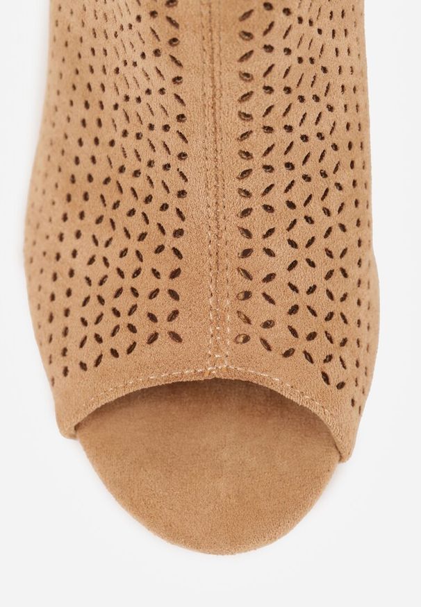 Renee - Ciemnobeżowe Sandały Vices na Obcasie z Ażurowymi Wycięciami i Otwartym Noskiem Tasiri. Okazja: na co dzień. Nosek buta: otwarty. Kolor: beżowy. Wzór: ażurowy. Materiał: len, satyna. Sezon: wiosna, lato. Obcas: na obcasie. Styl: elegancki, casual. Wysokość obcasa: średni
