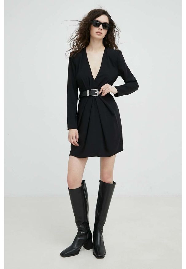 The Kooples sukienka kolor czarny mini prosta. Okazja: na co dzień. Kolor: czarny. Długość rękawa: długi rękaw. Typ sukienki: proste. Styl: casual. Długość: mini
