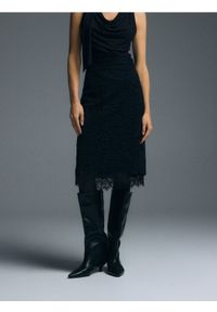 Reserved - Strukturalna spódnica midi z koronką - czarny. Kolor: czarny. Materiał: koronka. Wzór: koronka #1