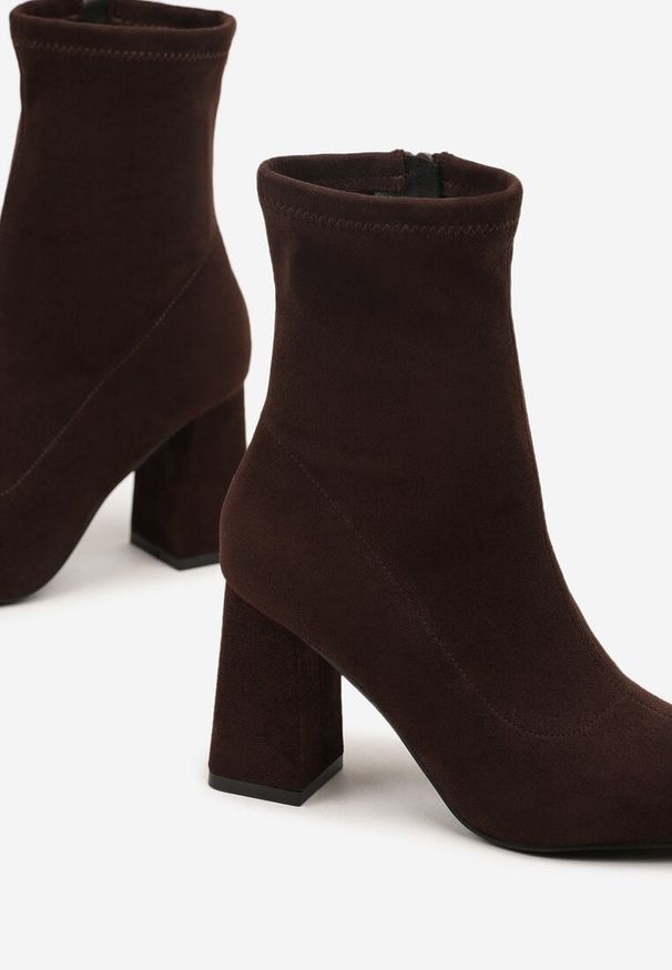 Born2be - Ciemnobrązowe Botki Vices na Słupku z Dopasowaną Cholewką Verille. Okazja: na co dzień, na spotkanie biznesowe. Kolor: brązowy. Materiał: jeans. Szerokość cholewki: normalna. Obcas: na słupku. Styl: biznesowy, casual. Wysokość obcasa: średni