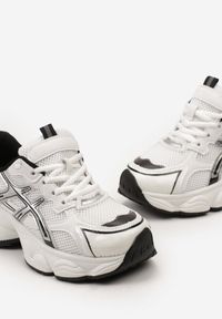 Renee - Biało-Czarne Sneakersy z Siateczkowymi Wstawkami i Tłoczoną Platformą Incassi. Nosek buta: okrągły. Zapięcie: sznurówki. Kolor: biały. Materiał: materiał. Obcas: na platformie. Wysokość obcasa: niski #3