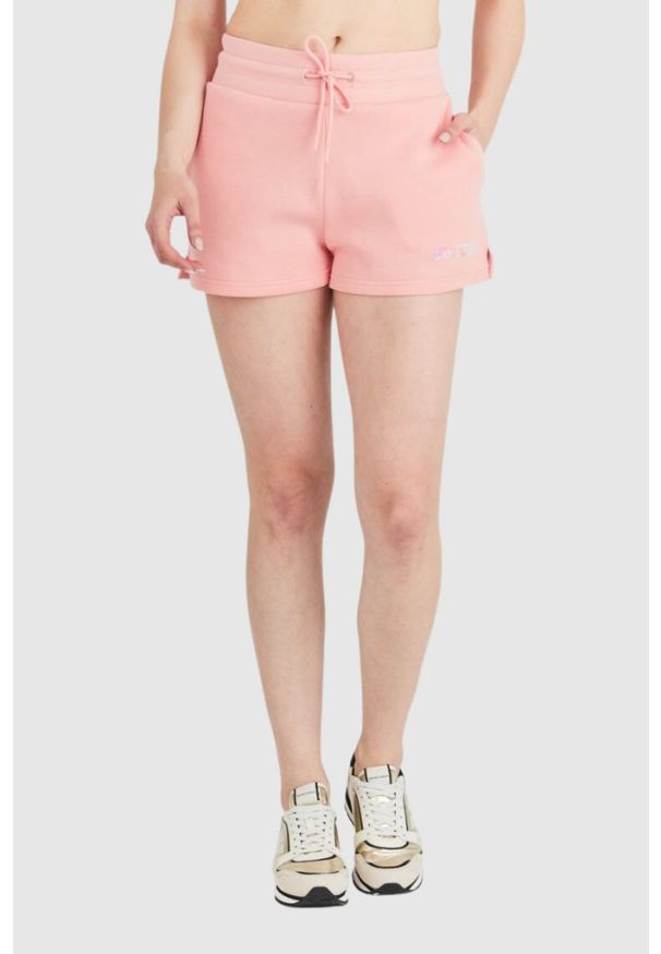 Guess - GUESS Brzoskwiniowe szorty damskie z kolorowym logo. Kolor: różowy. Materiał: bawełna. Wzór: kolorowy