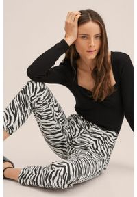 mango - Mango jeansy Zebra damskie kolor biały high waist. Stan: podwyższony. Kolor: biały. Wzór: motyw zwierzęcy