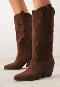 Born2be - Brązowe Kozaki Kowbojki na Stożkowym Obcasie z Ażurową Cholewką Tidanna. Okazja: na co dzień, na randkę. Kolor: brązowy. Szerokość cholewki: normalna. Wzór: ażurowy. Materiał: zamsz, jeans. Sezon: lato. Obcas: na obcasie. Styl: casual, klasyczny. Wysokość obcasa: średni #2