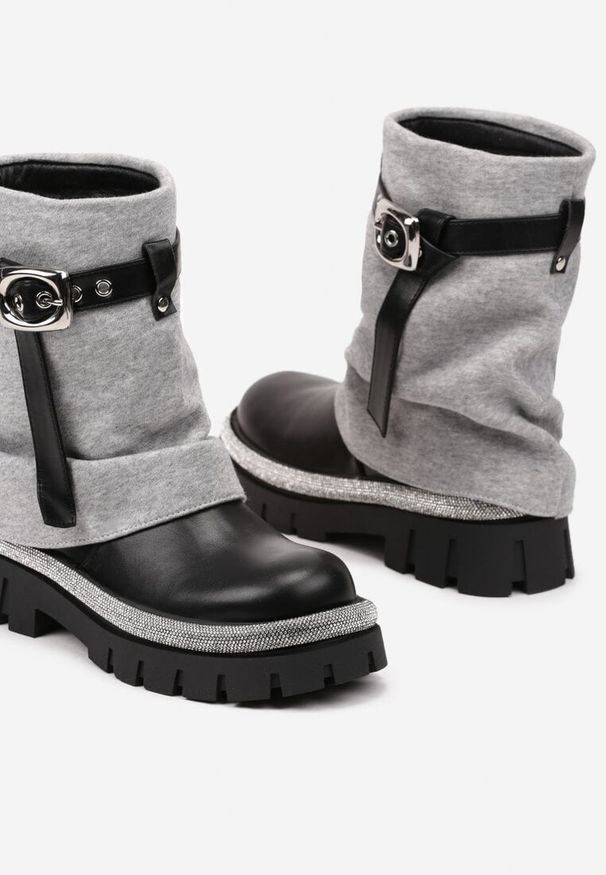 Born2be - Szaro-Czarne Botki Zdobione Cyrkoniami z Wywiniętą Materiałową Cholewką z Paskiem z Klamrą Toridra. Nosek buta: okrągły. Zapięcie: klamry. Kolor: szary. Szerokość cholewki: normalna. Wzór: aplikacja. Materiał: materiał. Sezon: zima. Obcas: na obcasie. Styl: klasyczny. Wysokość obcasa: niski