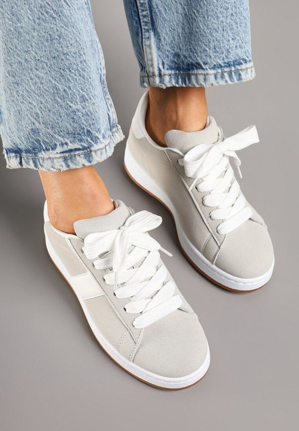 Renee - Szare Sneakersy z Geometrycznym Motywem Taniffia. Okazja: na spacer, na co dzień. Zapięcie: sznurówki. Kolor: szary. Materiał: jeans. Wzór: geometria. Obcas: na płaskiej podeszwie. Sport: turystyka piesza