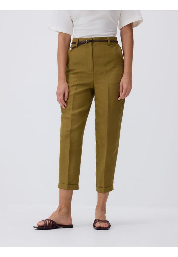 Reserved - Spodnie w kant z lnem - oliwkowy. Kolor: oliwkowy. Materiał: len