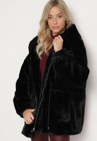 Born2be - Czarna Futrzana Kurtka z Kapturem i Ściągaczem w Talii Werirani. Okazja: na co dzień. Typ kołnierza: kaptur. Kolor: czarny. Materiał: futro. Styl: elegancki, wizytowy, casual #5