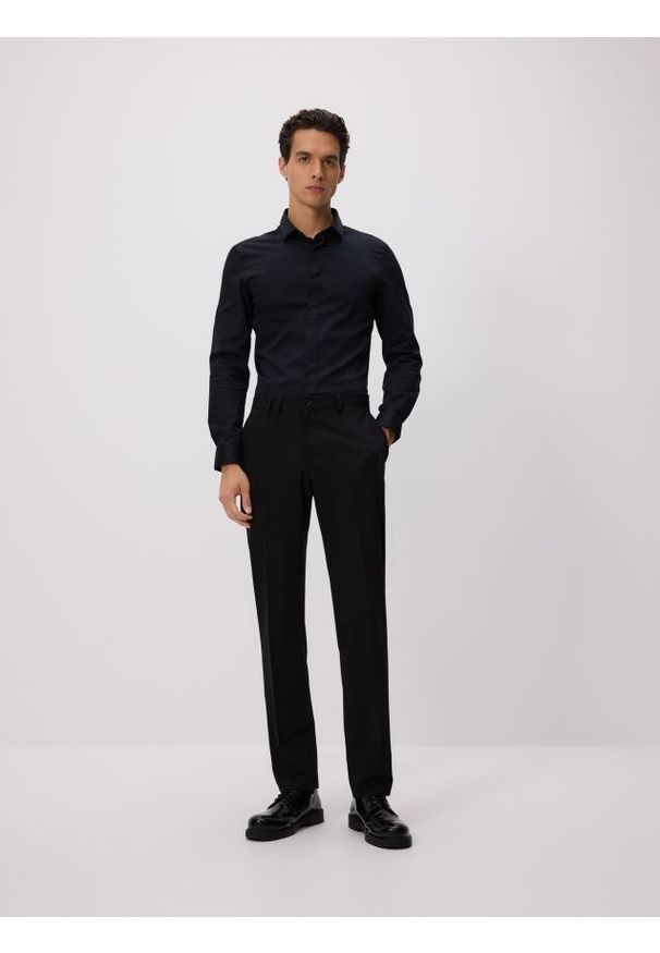 Reserved - Spodnie garniturowe slim fit - czarny. Kolor: czarny. Materiał: tkanina, wiskoza
