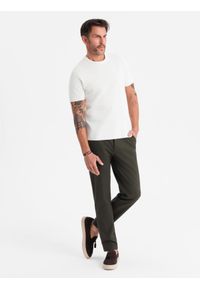 Ombre Clothing - Męskie spodnie chino REGULAR FIT z delikatną strukturą – ciemnozielone V4. Okazja: na co dzień. Kolor: zielony. Materiał: tkanina, elastan, bawełna. Styl: klasyczny, casual #5