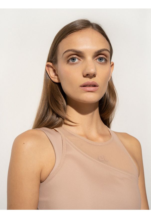 4f - 4F Top z łączonych materiałów 4F x Anna Lewandowska M. Kolor: brązowy. Materiał: materiał. Długość rękawa: na ramiączkach. Długość: krótkie. Wzór: gładki, nadruk