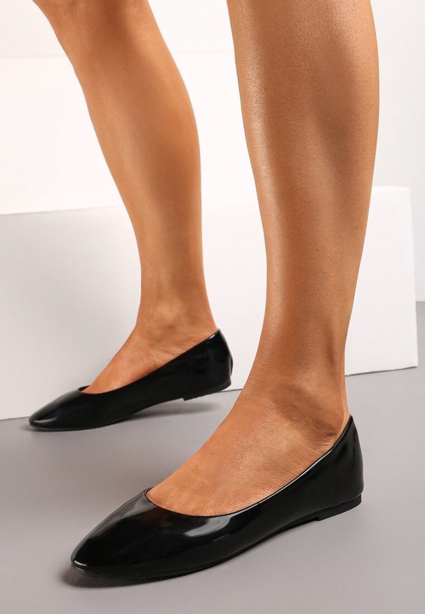 Born2be - Czarne Lakierowane Balerinki ze Skórzaną Wkładką Leazire. Kolor: czarny. Materiał: lakier, skóra. Styl: elegancki