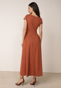 Born2be - Czerwona Wiskozowa Sukienka Taliowana z Przeszyciami Perusa. Okazja: na co dzień. Kolor: czerwony. Materiał: wiskoza. Typ sukienki: proste. Styl: elegancki, casual #3