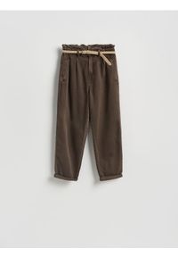 Reserved - Jeansy paperbag z paskiem - brązowy. Kolor: brązowy #1