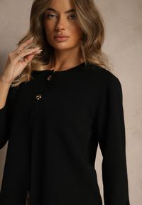 Renee - Czarny Elegancki Kardigan o Trapezowym Fasonie Zapinany na Dwa Guziki Unalia. Typ kołnierza: golf. Kolor: czarny. Długość: krótkie. Styl: elegancki