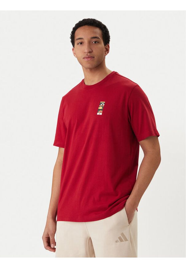 Adidas - adidas T-Shirt Memories Of Sport Poster Graphic KB2508 Czerwony Regular Fit. Kolor: czerwony. Materiał: bawełna. Styl: sportowy