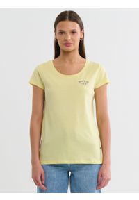 Big-Star - Koszulka damska z nadrukiem na piersi żółta Nika 238. Kolor: żółty. Materiał: bawełna. Długość rękawa: krótki rękaw. Długość: krótkie. Wzór: nadruk. Sezon: wiosna, lato