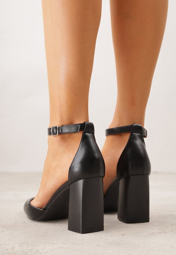 Renee - Czarne Czółenka na Słupku w Klasycznym Stylu ze Szpiczastym Noskiem Zelelle. Nosek buta: szpiczasty. Kolor: czarny. Wzór: gładki. Obcas: na słupku. Styl: klasyczny