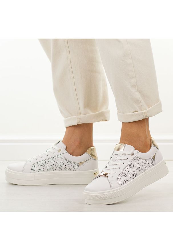 Białe skórzane sneakersy damskie na platformie Filippo Dp7668/26. Okazja: na co dzień. Nosek buta: okrągły. Zapięcie: sznurówki. Kolor: biały. Materiał: skóra. Szerokość cholewki: normalna. Sezon: wiosna, jesień, lato. Obcas: na platformie