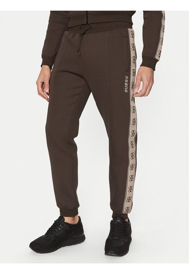 Guess Spodnie dresowe Z2YB09 KB3P2 Brązowy Regular Fit. Kolor: brązowy. Materiał: bawełna, syntetyk