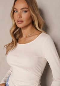 Renee - Beżowa Bluzka Ozdobiona Asymetrycznym Dołem Tatolena. Okazja: na co dzień. Kolor: beżowy. Materiał: jeans. Wzór: aplikacja. Styl: klasyczny, elegancki, casual