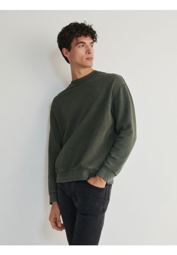 Reserved - Bluza z efektem sprania - ciemnozielony. Kolor: zielony. Materiał: dzianina, bawełna