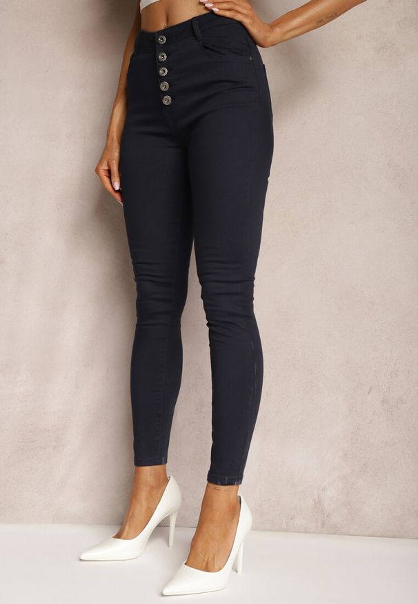 Renee - Granatowe Spodnie Skinny Winvienne. Stan: podwyższony. Kolor: niebieski. Materiał: bawełna. Długość: długie. Wzór: ażurowy