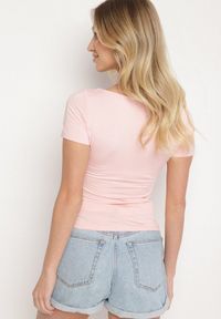 Born2be - Różowy T-shirt z Wiskozą o Dopasowanym Kroju z Dekoltem w Serek Folarisse. Typ kołnierza: dekolt w serek. Kolor: różowy. Materiał: wiskoza #5