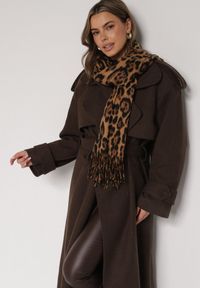 Born2be - Brązowy Wiskozowy Szalik w Panterkę z Frędzlami Vetivada. Okazja: na co dzień. Kolor: brązowy. Materiał: wiskoza. Wzór: motyw zwierzęcy. Styl: casual, elegancki #1