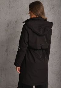 Renee - Czarna Kurtka Przejściowa Typu Parka z Odpinanym Kapturem Ozdobiona Sznurkami Fallaiah. Okazja: na co dzień. Kolor: czarny. Materiał: skóra. Wzór: aplikacja. Styl: casual #3