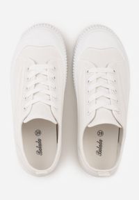 Renee - Białe Klasyczne Trampki na Żłobionej Podeszwie Levanatia. Kolor: biały. Materiał: jeans, koronka. Styl: klasyczny #9