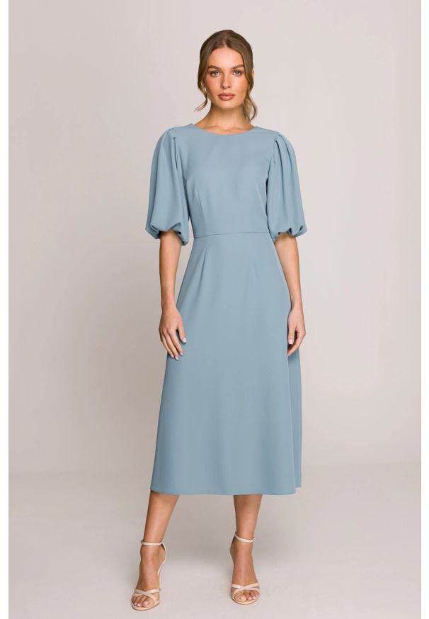 Stylove - Elegancka sukienka koktajlowa z bufiastymi rękawami błękitna. Okazja: na ślub cywilny, na imprezę, na wesele. Kolor: niebieski. Materiał: materiał, elastan. Długość rękawa: krótki rękaw. Sezon: lato. Typ sukienki: rozkloszowane. Styl: wizytowy, elegancki. Długość: midi