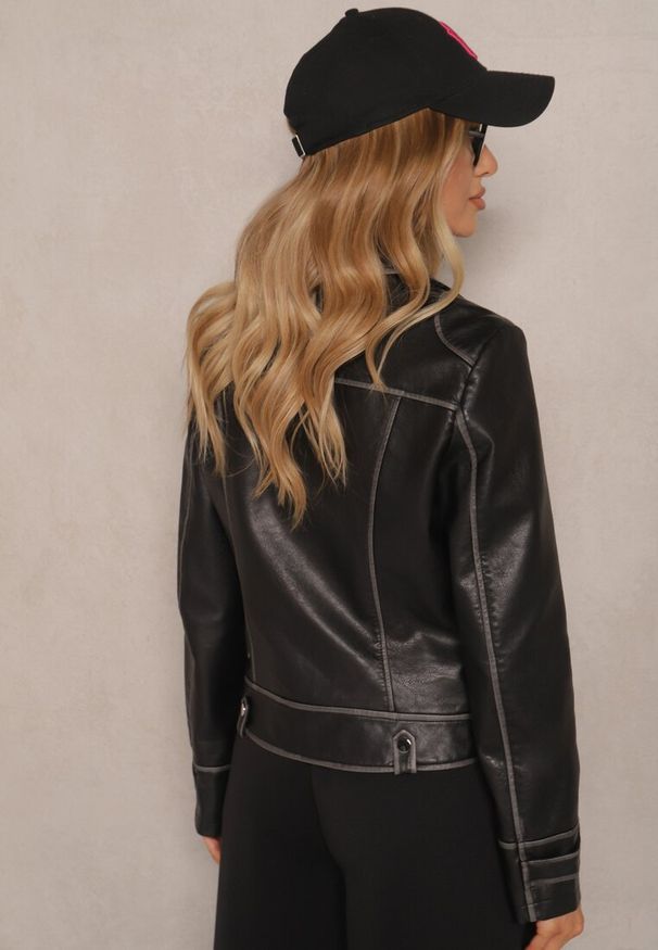 Renee - Czarna Kurtka Typu Ramoneska Zdobiona Kontrastowymi Przeszyciami i Nitami Adivona. Okazja: na co dzień. Kolor: czarny. Materiał: jeans. Wzór: aplikacja. Styl: casual, elegancki, rockowy